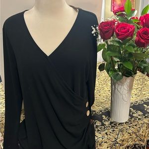 😊 Black Top w/Decorative Buttons Black w/3  buttons. Large. V-Neck.